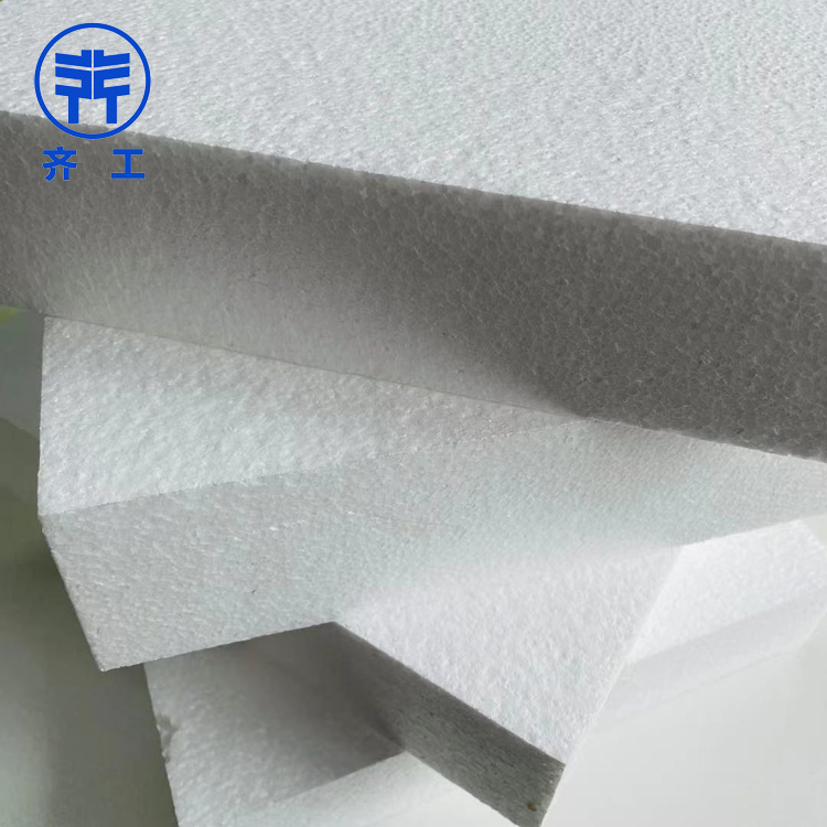   　　xps擠塑板在建筑領(lǐng)域的應(yīng)用比較廣泛。下面給大家分享一些相關(guān)知識。  　　xps擠塑板優(yōu)點(diǎn)是什么：  　　XPS擠塑板采用聚苯乙烯擠出工藝生產(chǎn)，生產(chǎn)的板材為蜂窩狀閉孔結(jié)構(gòu)，不透氣，不滲漏，因此其保溫隔熱，防水防潮效果非常好，除了材質(zhì)輕、強(qiáng)度高外，按體積每立方米僅重30公斤，但其強(qiáng)度至少可以達(dá)到250kpa，更多的可以達(dá)到550kpa。這是普通板材無法達(dá)到的指標(biāo)值。  　　因?yàn)閄PS擠塑板具有隔熱、防水、防潮、輕便、抗壓等特點(diǎn)，被廣泛應(yīng)用于各個行業(yè)。如建筑設(shè)施的外墻保溫，特別是外墻和平屋面的保溫處理，都是xps擠塑板的適用范圍。外墻掛板應(yīng)重量輕，阻燃性能好，B1、B2級外墻掛板在火災(zāi)事故發(fā)生時預(yù)防變?yōu)榭扇嘉镔|(zhì)，引發(fā)安全事故，在當(dāng)前追求低碳、生態(tài)、環(huán)保的自然環(huán)境下，外墻掛板既可以回收利用廢塑料，也可以為建筑增加一層保溫層，節(jié)約能源。  　　xps擠塑板主要用途和應(yīng)用領(lǐng)域。  　　xps擠塑板可用作地面鋪裝、機(jī)場道路和高速公路的地基等。擠壓板防水防潮，不易變質(zhì)或滲水，合理有效減緩道路滲漏造成的路基塌陷。  　　擠塑板是冷庫建設(shè)中不可缺少的材料。它不僅起到保溫隔熱的作用，而且由于擠塑板表面的微孔結(jié)構(gòu)，可以吸收和緩沖少量水蒸氣凝結(jié)，減少水滴的形成。冷庫專用冷庫保溫板需要非常高的厚度，10cm以上。因此，在冷庫建設(shè)中，通常采用兩層冷庫保溫板。一是增加厚度，二是將兩層塑料擠塑板交錯排列，以增加保溫性能，避免溫度損失。  　　地板外墻也可以用阻燃板保溫。  　　xps擠塑板現(xiàn)在更多地用于家居裝飾。首先，擠塑板不是很硬，在室內(nèi)，踩人的腳會有一定的緩沖。腳感特別舒服，沒有那么硬，我們稱之為地墊寶。地墊寶就是這么一個目的，它是一種比外墻擠塑板更強(qiáng)、更大、更薄、不含阻燃劑的擠塑板。  　　以室內(nèi)放置家具為主，還需要做好經(jīng)年累月的活動踩踏，需要相應(yīng)的強(qiáng)度;擠塑板采用蜂窩閉孔框架，確保只能使用薄層。自帶更好的保溫、防水、防潮效果，室內(nèi)地板有限。與家裝相比，地基越薄，空間環(huán)境越大，活動越舒適。擠塑板在室內(nèi)一般來說是2公分厚，厚度就夠用。